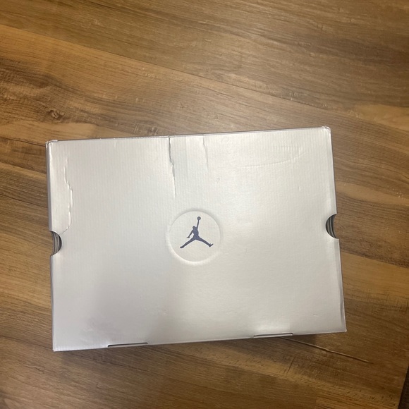 Jordan 13 Court Purple - Picture 2 of 4